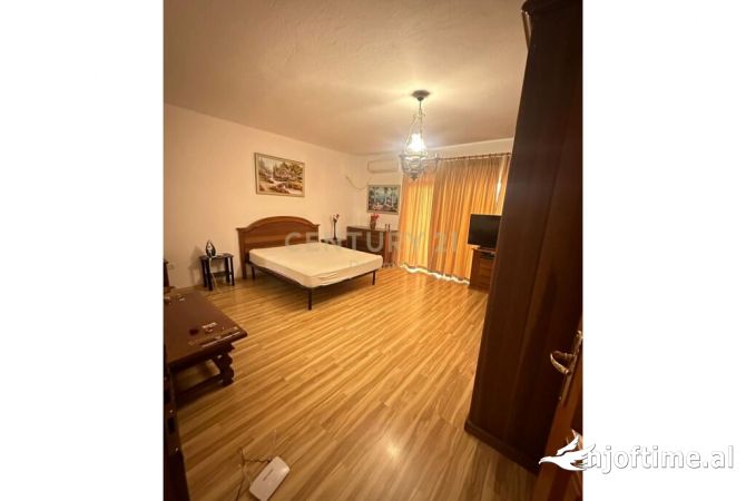 Shtepi ne shitje Apartament ne Tirane, 2+1, Mobilimi E mobiluar, Pagesa 310,000  Euro.