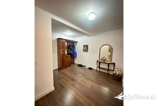 Shtepi ne shitje Apartament ne Tirane, 2+1, Mobilimi E mobiluar, Pagesa 310,000  Euro.