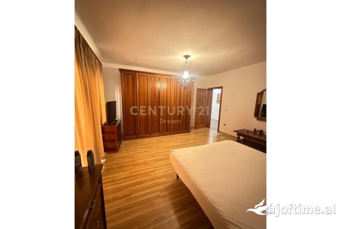 Shtepi ne shitje Apartament ne Tirane, 2+1, Mobilimi E mobiluar, Pagesa 310,000  Euro.