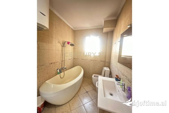 Shtepi ne shitje Apartament ne Tirane, 2+1, Mobilimi E mobiluar, Pagesa 310,000  Euro.