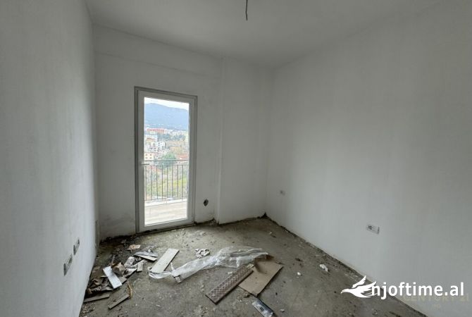 Shtepi ne shitje Apartament ne Tirane, 2+1, Mobilimi Bosh, pa mobiluar, Pagesa 155,000  Euro.