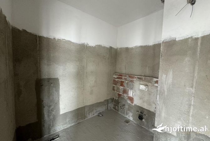 Shtepi ne shitje Apartament ne Tirane, 2+1, Mobilimi Bosh, pa mobiluar, Pagesa 155,000  Euro.