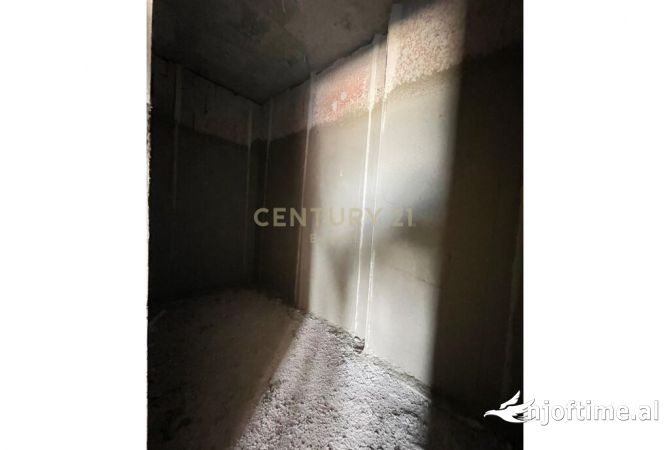 Shtepi ne shitje Apartament ne Tirane, 2+1, Mobilimi Bosh, pa mobiluar, Pagesa 138,000  Euro.