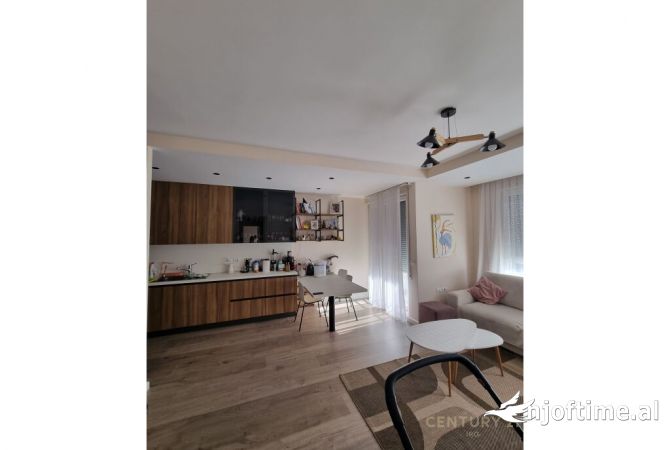 Shtepi ne shitje Apartament ne Tirane, 2+1, Mobilimi E mobiluar, Pagesa 210,000  Euro.