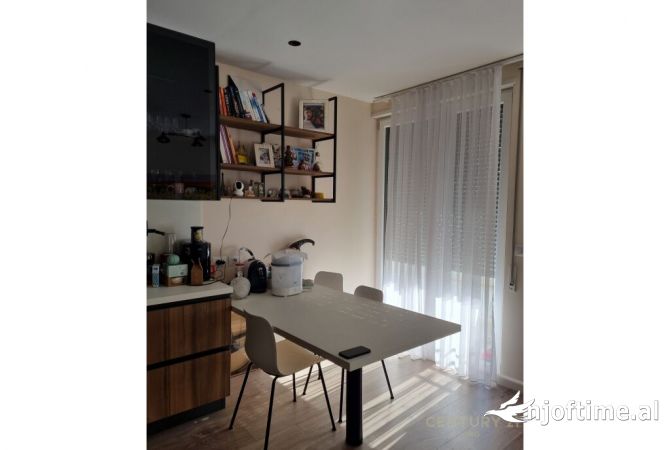 Shtepi ne shitje Apartament ne Tirane, 2+1, Mobilimi E mobiluar, Pagesa 210,000  Euro.