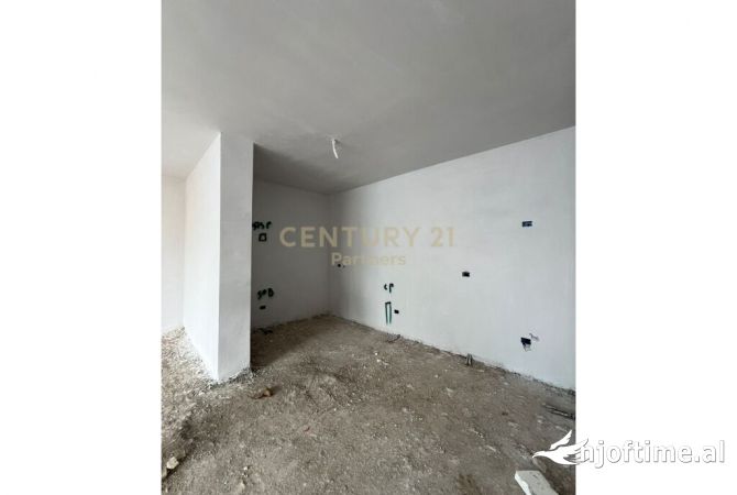 Shtepi ne shitje Apartament ne Tirane, 1+1, Mobilimi Bosh, pa mobiluar, Pagesa 156,500  Euro.