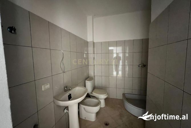 Shtepi ne shitje Apartament ne Durres, 1+1, Mobilimi Bosh, pa mobiluar, Pagesa 49,000  Euro.