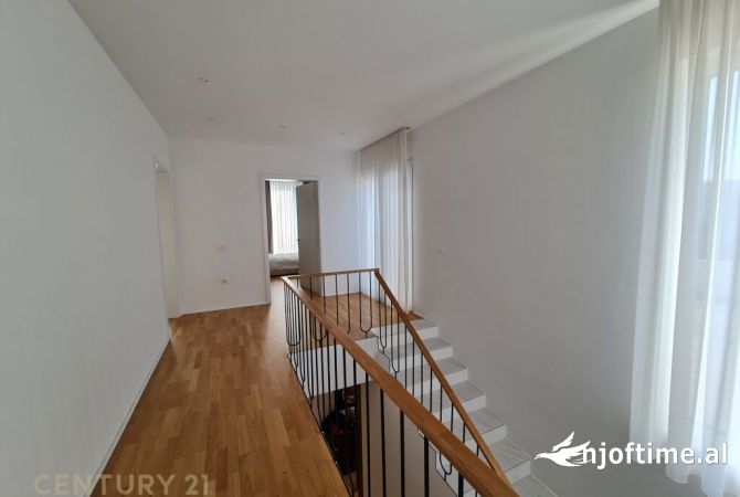 Shtepi me qera Vila Luksoze ne Tirane, 3+1, Mobilimi E mobiluar, Pagesa 4,000  Euro.