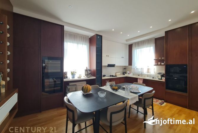 Shtepi me qera Vila Luksoze ne Tirane, 3+1, Mobilimi E mobiluar, Pagesa 4,000  Euro.