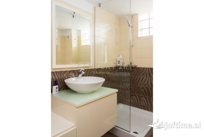 Shtepi me qera Duplex(shtepi me 2 kate) ne Tirane, 4+1, Mobilimi E mobiluar, Pagesa 900  Euro.