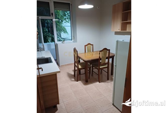 Shtepi me qera Apartament ne Tirane, 2+1, Mobilimi E mobiluar, Pagesa 700  Euro.