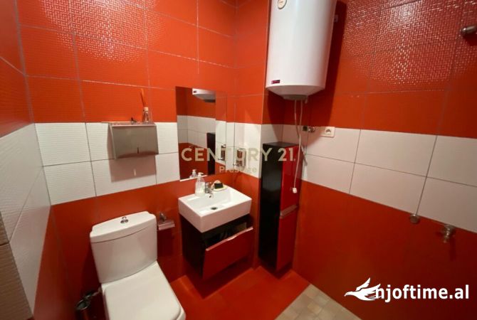 AMBIENT ZYRE ME QIRA, TEK PAZARI I RI, TIRANE!