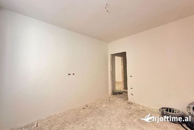 Shtepi ne shitje Apartament ne Tirane, 1+1, Mobilimi Bosh, pa mobiluar, Pagesa 88,000  Euro.