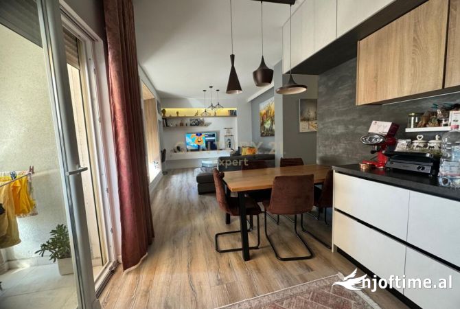 Shtepi ne shitje Apartament ne Tirane, 2+1, Mobilimi E mobiluar, Pagesa 235,000  Euro.