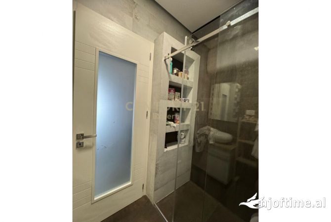 Shtepi ne shitje Apartament ne Tirane, 2+1, Mobilimi E mobiluar, Pagesa 235,000  Euro.