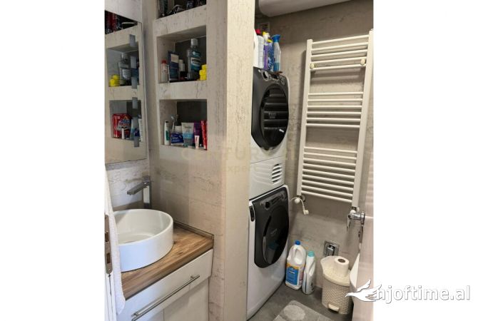 Shtepi ne shitje Apartament ne Tirane, 2+1, Mobilimi E mobiluar, Pagesa 235,000  Euro.