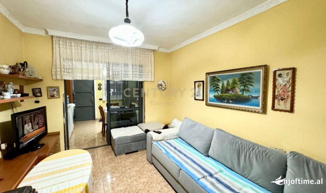 Shtepi ne shitje Apartament ne Tirane, 2+1, Mobilimi E mobiluar, Pagesa 80,000  Euro.