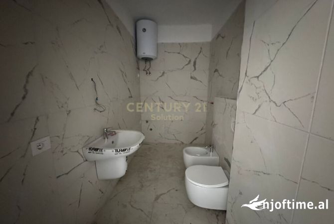 Shtepi ne shitje Apartament ne Tirane, 2+1, Mobilimi Bosh, pa mobiluar, Pagesa 158,000  Euro.