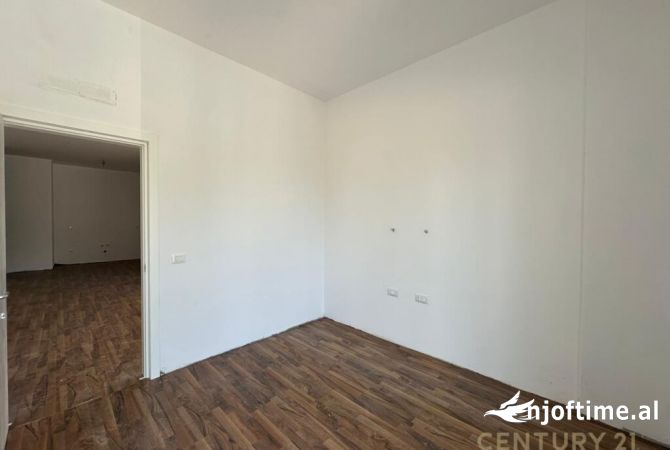 Shtepi ne shitje Apartament ne Tirane, 2+1, Mobilimi Bosh, pa mobiluar, Pagesa 128,000  Euro.