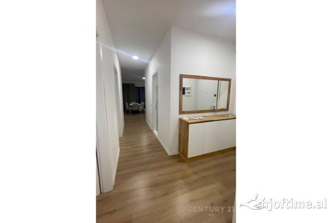 Shtepi ne shitje Apartament ne Tirane, 3+1, Mobilimi E mobiluar, Pagesa 335,000  Euro.