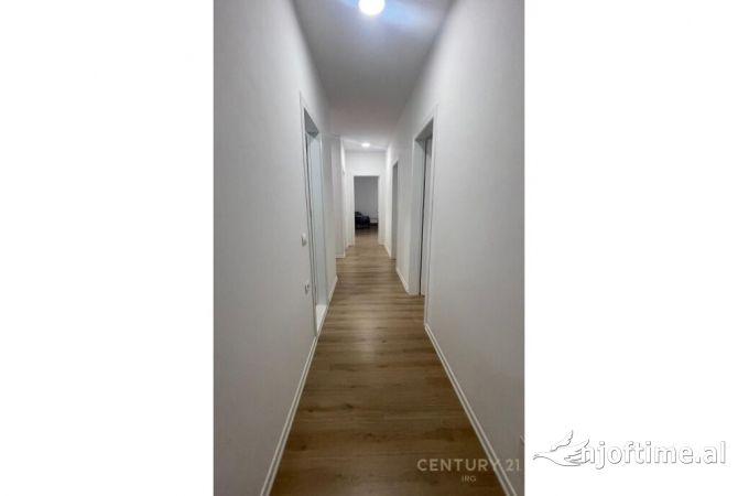 Shtepi ne shitje Apartament ne Tirane, 3+1, Mobilimi E mobiluar, Pagesa 335,000  Euro.