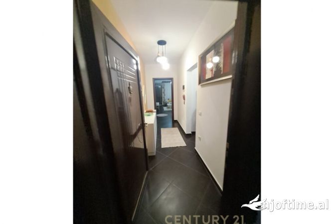 Shtepi ne shitje Apartament ne Tirane, 2+1, Mobilimi E mobiluar, Pagesa 160,000  Euro.