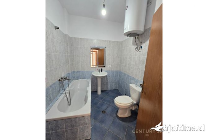 Shtepi ne shitje Apartament ne Tirane, 3+1, Mobilimi Bosh, pa mobiluar, Pagesa 129,000  Euro.