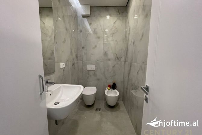 Shtepi ne shitje Apartament ne Tirane, 3+1, Mobilimi E mobiluar, Pagesa 275,000  Euro.