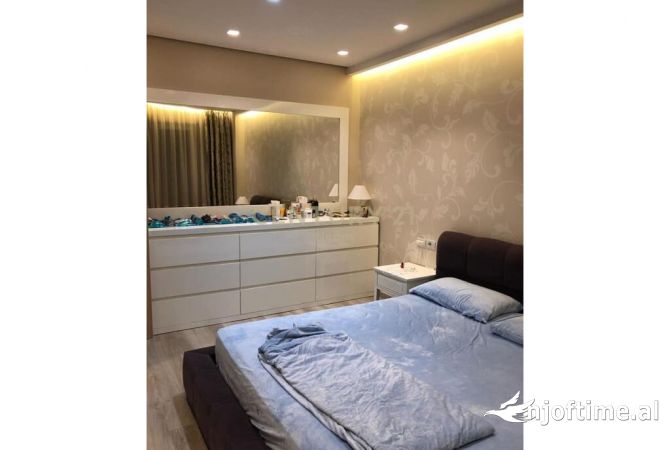 Shtepi ne shitje Apartament ne Tirane, 2+1, Mobilimi E mobiluar, Pagesa 149,000  Euro.