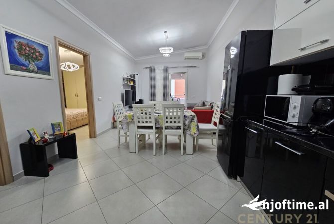 Shtepi ne shitje Apartament ne Tirane, 2+1, Mobilimi E mobiluar, Pagesa 160,000  Euro.
