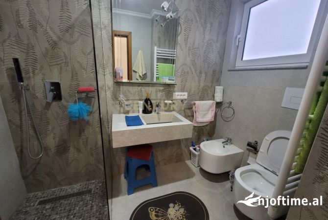 Shtepi ne shitje Apartament ne Tirane, 3+1, Mobilimi E mobiluar, Pagesa 260,000  Euro.
