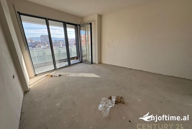 Shtepi ne shitje Apartament ne Tirane, 3+1, Mobilimi Bosh, pa mobiluar, Pagesa 224,000  Euro.