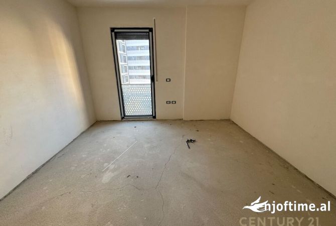 Shtepi ne shitje Apartament ne Tirane, 3+1, Mobilimi Bosh, pa mobiluar, Pagesa 224,000  Euro.