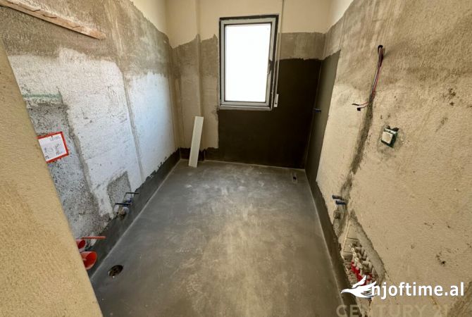 Shtepi ne shitje Apartament ne Tirane, 3+1, Mobilimi Bosh, pa mobiluar, Pagesa 224,000  Euro.
