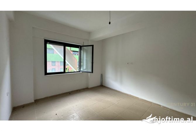 Shtepi ne shitje Apartament ne Tirane, 3+1, Mobilimi Bosh, pa mobiluar, Pagesa 232,000  Euro.