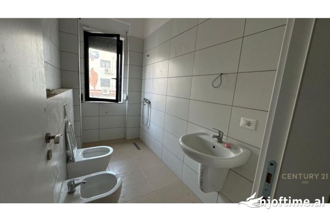 Shtepi ne shitje Apartament ne Tirane, 3+1, Mobilimi Bosh, pa mobiluar, Pagesa 232,000  Euro.