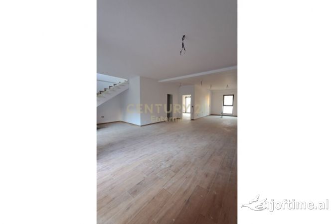 Shtepi me qera Duplex(shtepi me 2 kate) ne Tirane, 4+1, Mobilimi Bosh, pa mobiluar, Pagesa 3,000  Euro.