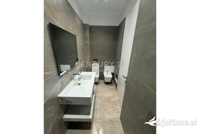 Shtepi ne shitje Apartament ne Tirane, 2+1, Mobilimi Bosh, pa mobiluar, Pagesa 255,000  Euro.