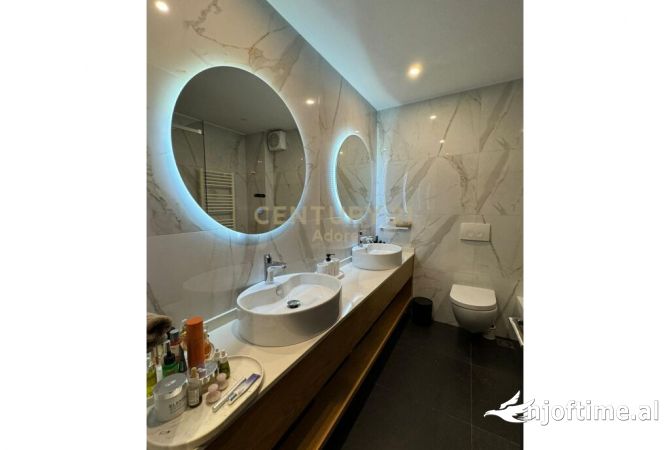 Shtepi ne shitje Apartament ne Tirane, 2+1, Mobilimi E mobiluar, Pagesa 239,000  Euro.