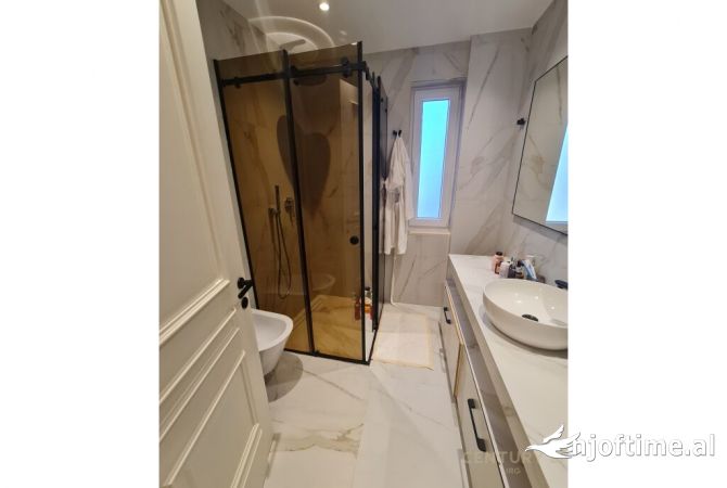 Shtepi ne shitje Apartament ne Tirane, 4+1, Mobilimi E mobiluar, Pagesa 630,000  Euro.