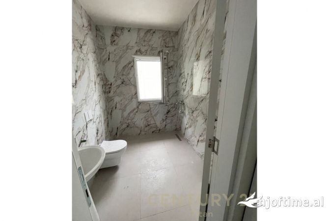 Shtepi ne shitje Apartament ne Tirane, 2+1, Mobilimi Bosh, pa mobiluar, Pagesa 214,000  Euro.