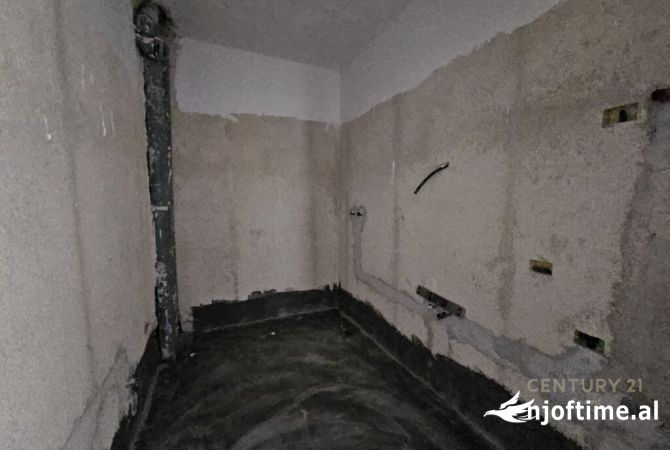 Shtepi ne shitje Apartament ne Tirane, 2+1, Mobilimi Bosh, pa mobiluar, Pagesa 163,000  Euro.
