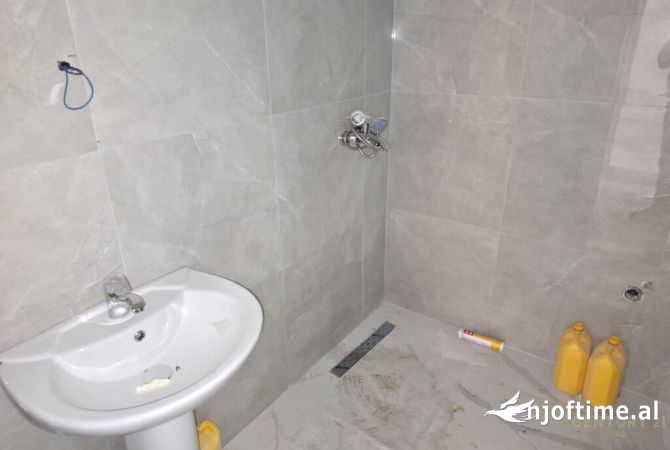 Shtepi ne shitje Apartament ne Tirane, 1+1, Mobilimi Bosh, pa mobiluar, Pagesa 89,700  Euro.