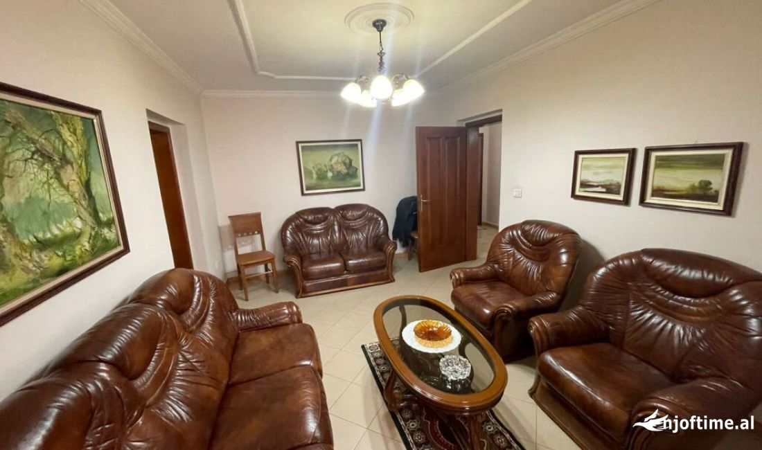 Shtepi ne shitje Apartament ne Tirane, 2+1, Mobilimi E mobiluar, Pagesa 230,000  Euro.