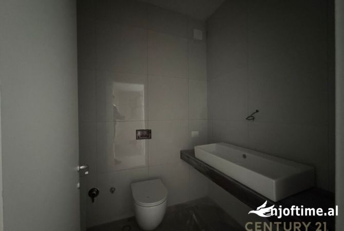 Shtepi ne shitje Apartament ne Tirane, 2+1, Mobilimi Bosh, pa mobiluar, Pagesa 248,000  Euro.