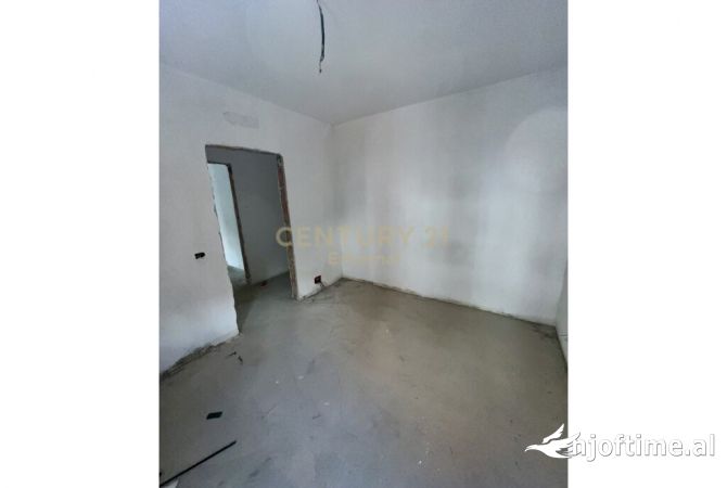 Shtepi ne shitje Apartament ne Tirane, 3+1, Mobilimi Bosh, pa mobiluar, Pagesa 198,000  Euro.