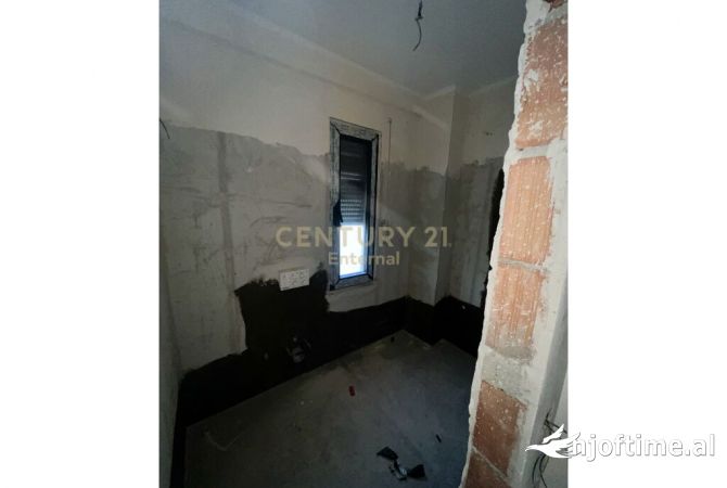 Shtepi ne shitje Apartament ne Tirane, 3+1, Mobilimi Bosh, pa mobiluar, Pagesa 198,000  Euro.