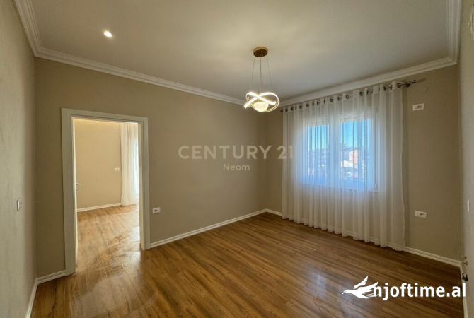 Shtepi ne shitje Apartament ne Tirane, 1+1, Mobilimi Bosh, pa mobiluar, Pagesa 125,000  Euro.