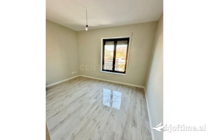 Shtepi ne shitje Apartament ne Tirane, 2+1, Mobilimi Bosh, pa mobiluar, Pagesa 240,000  Euro.