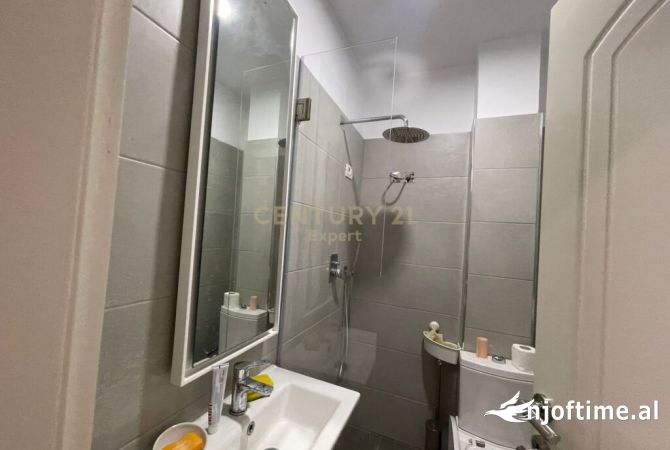 Shtepi me qera Apartament ne Tirane, 2+1, Mobilimi E mobiluar, Pagesa 1,000  Euro.